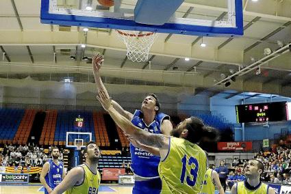 Matalí anota a aro pasado ante Boronat, jugador del Castelldefels, el sábado pasado