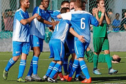 Triunfo capital. Los jugadores del Sporting celebran el gol que les otorgó el triunfo en Ciutadella sobre el Sami (0-1), y por e