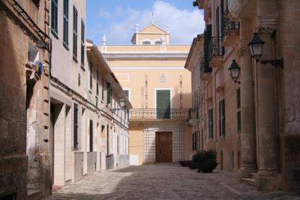 Fachada de la casa señorial de Can Squella, situada en la calle Sant Sebastià de Ciutadella