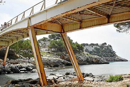 Parte de la estructura del puente está oxidada