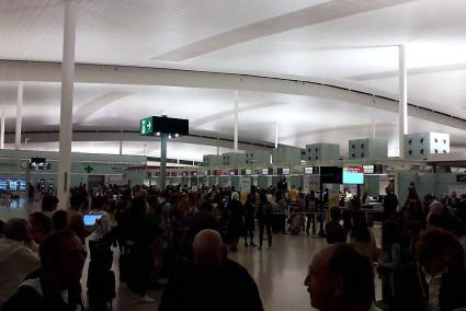 Largas colas de pasajeros en El Prat