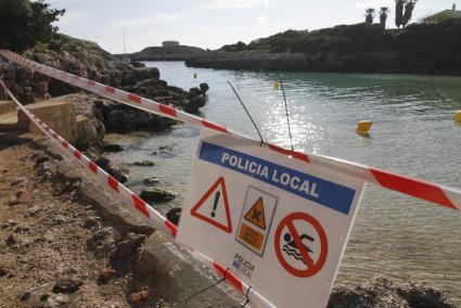 Menorca Ciutadella Gemma Andreu / playa Sa Caleta / Cierre vertido ag