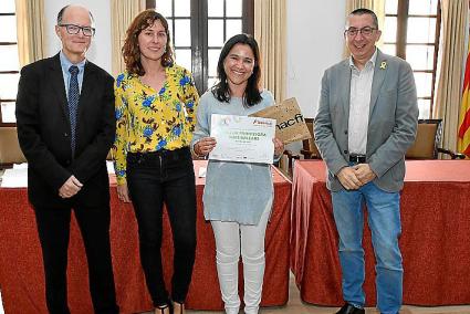 La profesora del Instituto de Alaior con el premio.