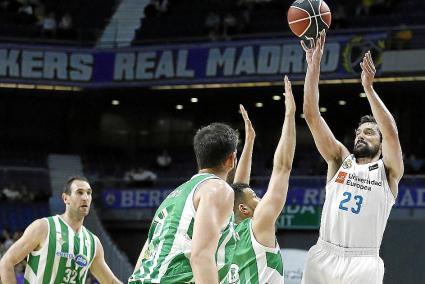 Llull ejecuta un triple ante tres jugadores del Betis.