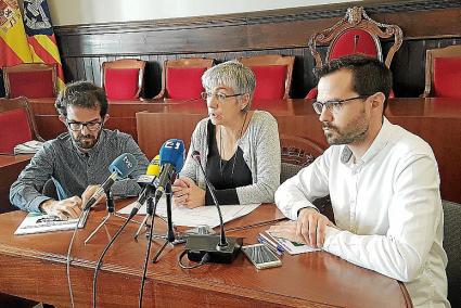 Gabriel Pons, Conxa Juanola y Héctor Pons ayer en el Consistorio.