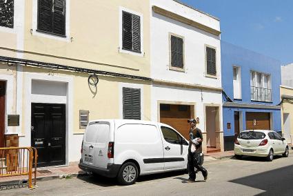 El edificio está ubicado en la calle de Ses Tres Alqueries, en el barrio de Dalt Es Penyals