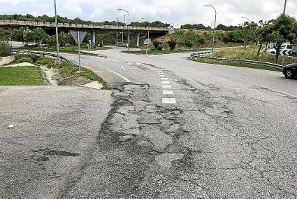 Los accesos a la localidad, muy deteriorados