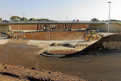 Las obras avanzan en la parte inferior de este nudo después de que ya se abriera el tráfico rodado por la zona central de la car