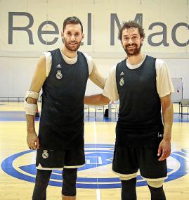 Conexión balear. Rudy Fernández y Sergio Llull posan para este periódico. Los dos jugadores baleares del Real Madrid persiguen s