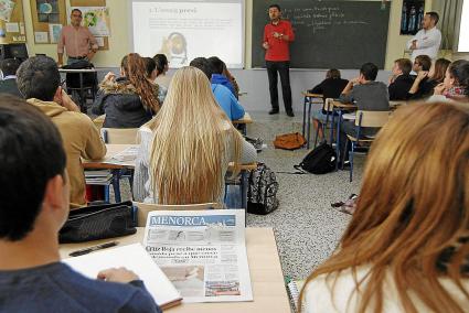 En el debate participan dos equipos de estudiantes de cuarto de ESO del IES Josep Miquel Guàrdia de Alaior.