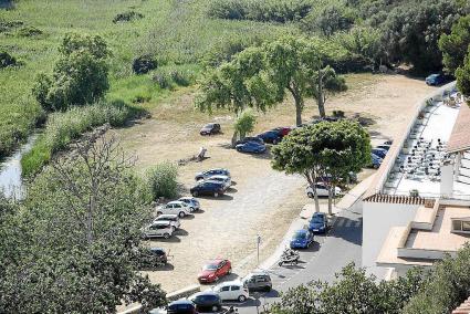 La parcela objeto del litigio se halla junto al torrente, en la zona calificada en su día como hotelera