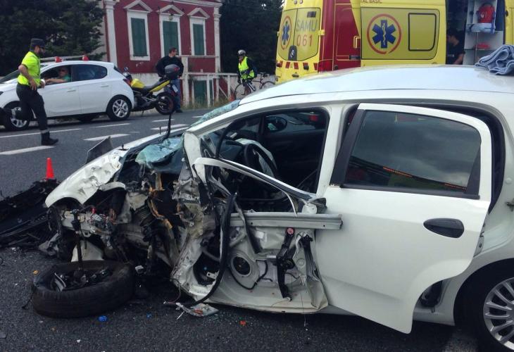 Estado del coche que ha chocado con un autobús escolar