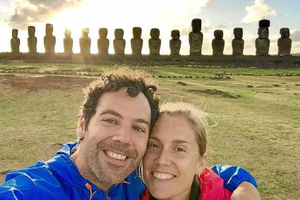 Los viajeros Tolo y Gisela en la Isla de Pascua (Chile), con sus gigantescas estatuas, los moais, al fondo