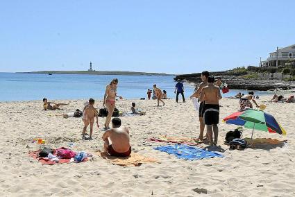 La playa de Punta Prima (Sant Lluís), sin las características tumbonas y sombrillas de temporada.