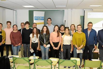 Los alumnos del ‘Josep M. Guàrdia’, las autoridades y los organizadores, este martes en el instituto de Alaior