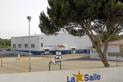 Panorámica exterior del pabellón colegial. Si bien la fecha en que se llevará a término el cambio de nombre se precisará en func