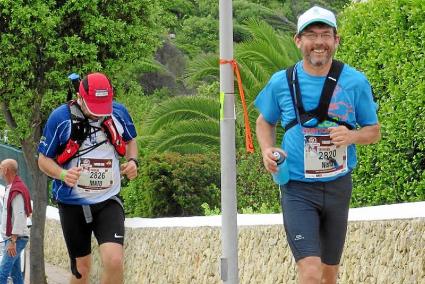 Cruzó la meta de la ‘Trekking costa sud’ abrazado a su hija, tras haber podido recorrer los 56 kilómetros