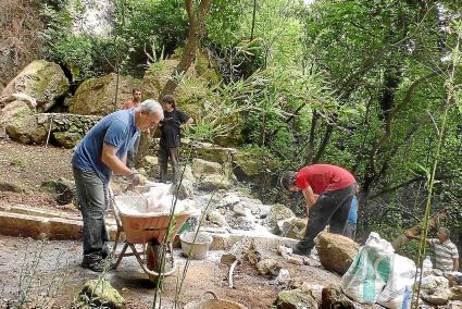 Un diumenge al mes, es dediquen a rehabilitar aquest llegat d’aigua del Barranc