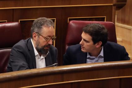 El líder de Ciudadanos, Albert Rivera, conversa con el portavoz parlamentario de Ciudadanos, Juan Carlos Girauta, durante la ses