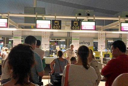 Largas colas en las ventanillas de Vueling en El Prat para presentar una reclamación