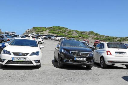 Medio centenar de coches coincidieron este jueves a mediodía en las distintas zonas de aparcamiento