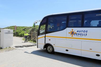 Momento en el que el guarda abre las barreras de Son Camamil·la para dejar pasar al autobús procedente de Maó