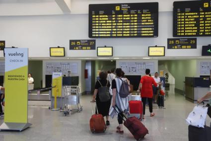 Nueva jornada de desconcierto. El Aeropuerto de Menorca volvió a registrar ayer una jornada de desconcierto con dos vuelos cance