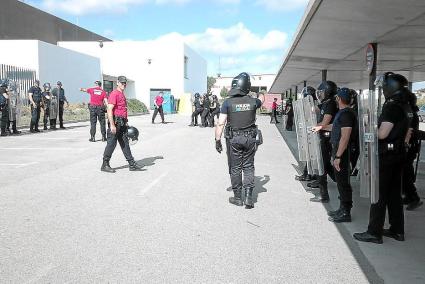 Los agentes de la Policía Local y personal sanitario llevaron a cabo este miércoles un entrenamiento para contener avalanchas o