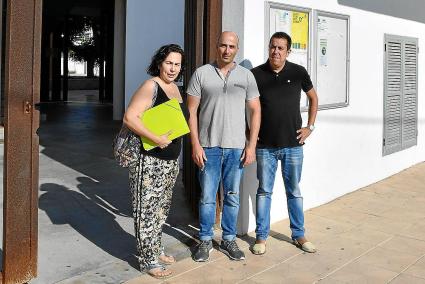 Tres estudiantes de alemán, de los ocho afectados, frente a la sede de la EOI de Ciutadella.