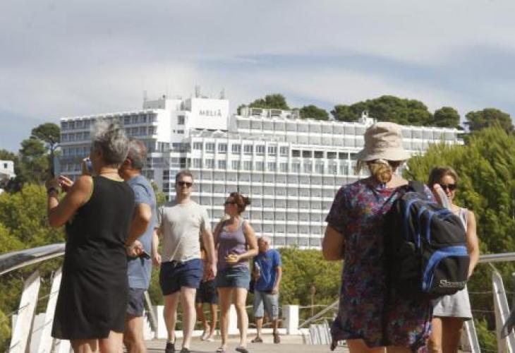 Turistas en Cala Galdana