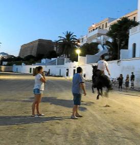 Hi ha ganes de festa entre la gent de Ponent i cada fosquet, ciutadellencs i ciutadellenques de totes les edats, quan cau el sol