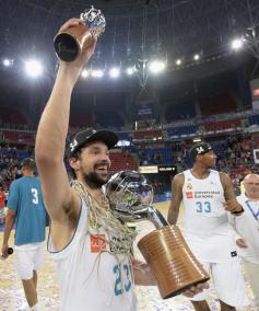 El base del Real Madrid, Sergio Llul, con el trofeo que les acredita vencedores de la Liga ACB tras derrotar al Baskonia Kirolbe