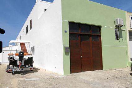 La nave donde falleció la mujer, y a la izquierda una de las barcas de alquiler de su empresa.