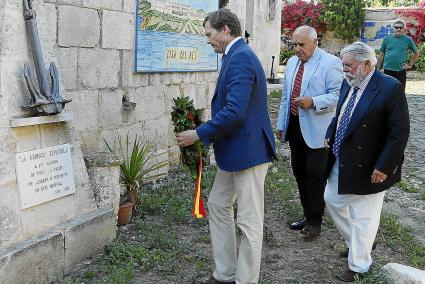 Ante el monumento a la Armada Española. El duque de Calabria depositó la corona de laurel frente al monumento a la Armada Españo