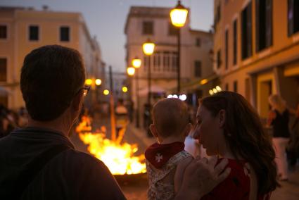 Ciutadella se volcó un año más en la celebración de la noche de los ‘festers’