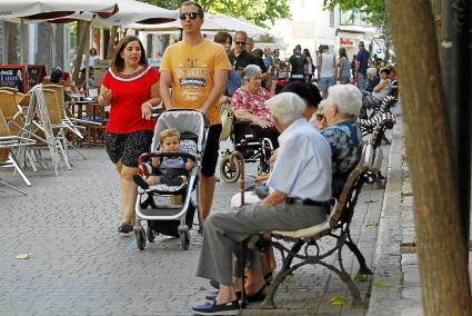 En Menorca hay cerca de 13.800 niños menores de 15 años y más de 16.000 mayores de 65.