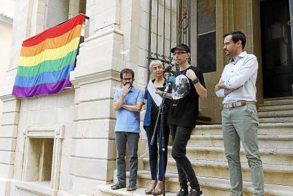 Vicent Lozano, junto a la alcaldesa Conxa Juanola y los ediles Gabriel Pons y Héctor Pons ayer en Maó.