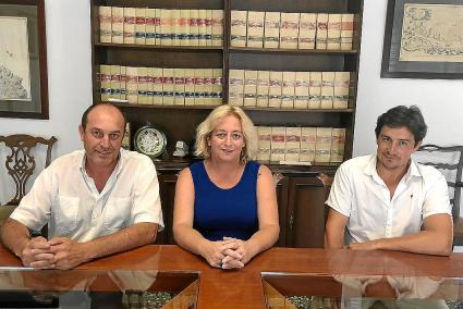 La regidora de Festes, Begoña Mercadal, amb Florencio Conde i Joan Pons, nous membres de la junta de caixers