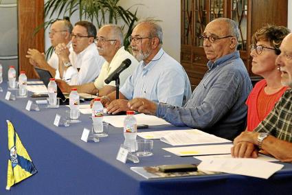 La mesa con los miembros de la Junta, este viernes por la tarde en la asamblea del Marítimo