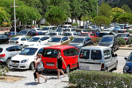 Passeig del Riu. Desde primera hora de la mañana el parking se llena de vehículos con poca rotación, por lo que al mediodía y a