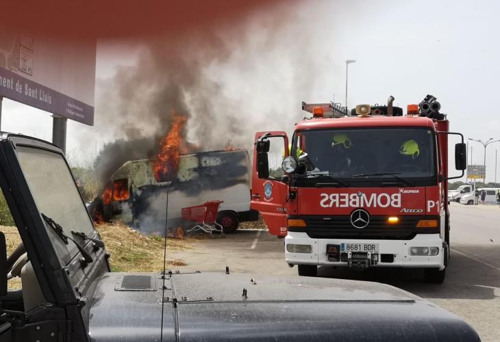 Los bomberos apagan las llamas de una autocaravana incendiada en el Polígono de Sant Lluís