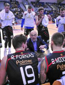 Un viejo conocido. El técnico leonés del Palma, Félix Alonso, dando instrucciones a sus jugadores durante un tiempo muerto. El e