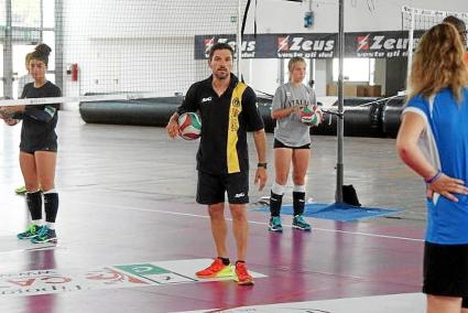 Llorens, estos pasados días en el campus internacional de Italia, como uno de los preparadores