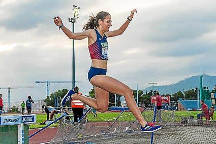 Una de las más firmes promesas del atletismo menorquín, la ‘ferrerienca’ del FC Barcelona, Marina Bagur, se ha colgado este fin