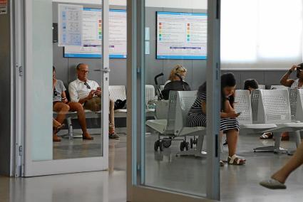 Pacientes se entretienen mirando el móvil o charlando entre sí este lunes en la sala de espera de las urgencias del Hospital Mat