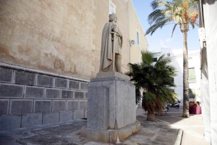 Imagen de la escultura al rey Alfons III en el centro de Maó