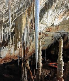 El interior de la nueva cueva, con las estalactitas macarrón