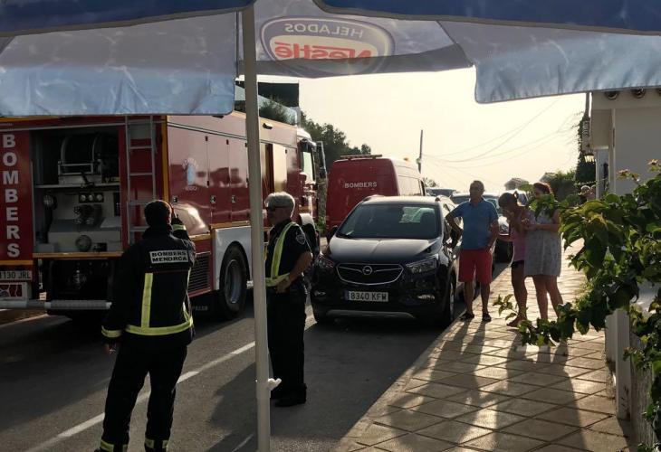 Los bomberos en el apartamento incendiado este sábado en Cala Galdana