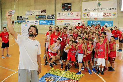 El tradicional selfi con que Sergio Llull celebra los títulos con su club y la selección puso el colofón a su encuentro con los