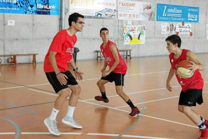 El jugador de Esparreguera, durante uno de los ejercicios del campus en los que participó activamente